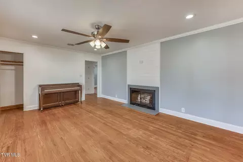 Living - 1140 Foxcroft Road Bristol Va 24201, Bristol, VA 24201 photo 3 of 5