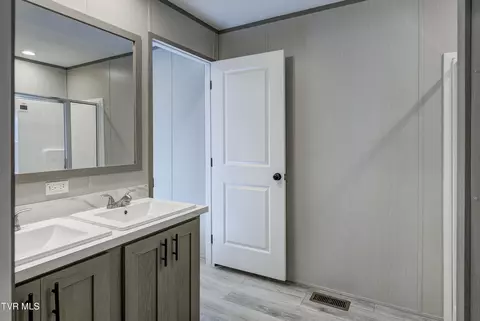 Bath - 206 Florida Avenue Erwin Tn 37650, Erwin, TN 37650 photo 5 of 5