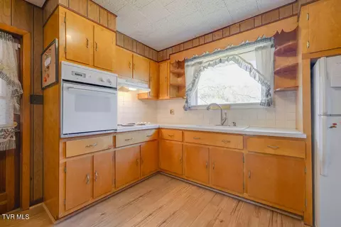 Kitchen - 270 Roberts Lane Erwin Tn 37650, Erwin, TN 37650 photo 3 of 6