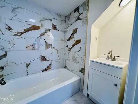 Bath - 610 Washington Street Erwin Tn 37650, Erwin, TN 37650 photo 3 of 5