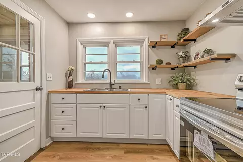 Kitchen - 206 E Central Bristol Tn 37620, Bristol, TN 37620 photo 2 of 4