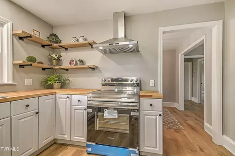 Kitchen - 206 E Central Bristol Tn 37620, Bristol, TN 37620 photo 3 of 4