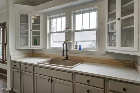 Kitchen - 1027 N Elm Avenue Erwin Tn 37650, Erwin, TN 37650 photo 4 of 5