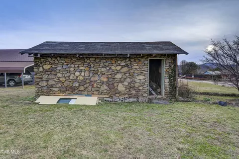 Exterior - 1027 N Elm Avenue Erwin Tn 37650, Erwin, TN 37650 photo 5 of 6