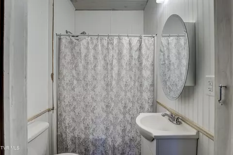 Bath - 1027 N Elm Avenue Erwin Tn 37650, Erwin, TN 37650 photo 1 of 1
