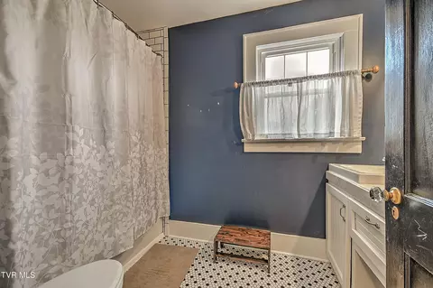 Bath - 722 Lawrence Avenue Bristol Va 24201, Bristol, VA 24201 photo 2 of 2