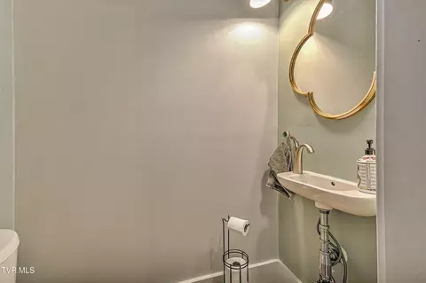 Bath - 722 Lawrence Avenue Bristol Va 24201, Bristol, VA 24201 photo 1 of 2
