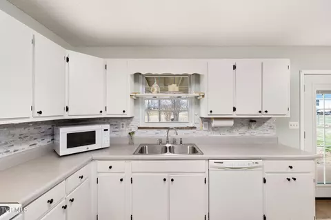 Kitchen - 605 Old Snapps Ferry Road Chuckey Tn 37641, Chuckey, TN 37641 photo 3 of 3
