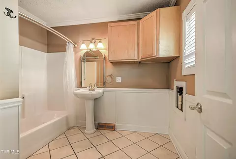 Bath - 429 Love Street Erwin Tn 37650, Erwin, TN 37650 photo 1 of 3