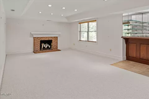 Living - 121 Queensgate Bristol Tn 37620, Bristol, TN 37620 photo 2 of 3