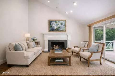 Living - 121 Queensgate Bristol Tn 37620, Bristol, TN 37620 photo 3 of 3