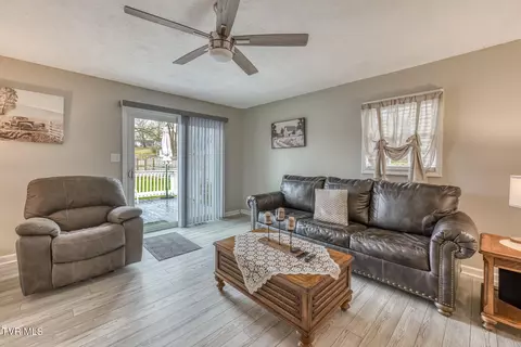 Living - 916 Clark Street Bristol Va 24201, Bristol, VA 24201 photo 2 of 3
