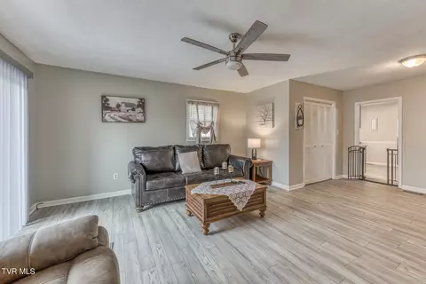 Living - 916 Clark Street Bristol Va 24201, Bristol, VA 24201 photo 3 of 3