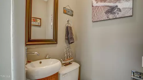 Bath - 235 S Mohawk Drive Erwin Tn 37650, Erwin, TN 37650 photo 3 of 4