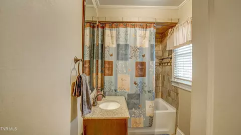 Bath - 235 S Mohawk Drive Erwin Tn 37650, Erwin, TN 37650 photo 4 of 4