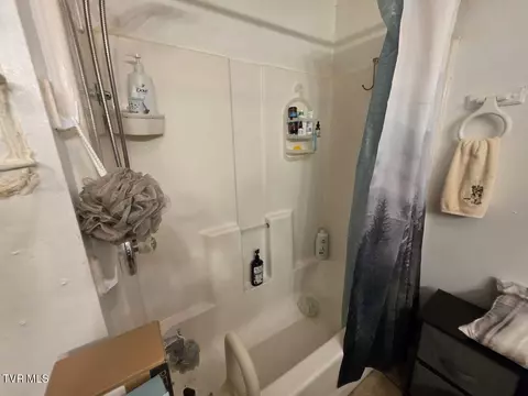 Bath - 421 Juniper Street Greeneville Tn 37745, Greeneville, TN 37745 photo 1 of 3