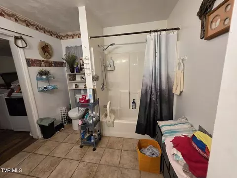 Bath - 421 Juniper Street Greeneville Tn 37745, Greeneville, TN 37745 photo 2 of 3