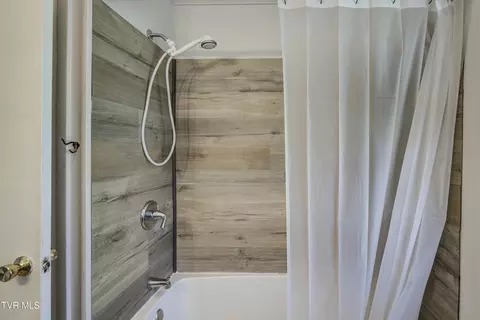 Bath - 121 Smith Avenue Erwin Tn 37650, Erwin, TN 37650 photo 2 of 4