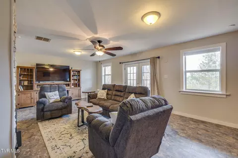 Living - 107 Deer Run Drive Flag Pond Tn 37657, Flag Pond, TN 37657 photo 6 of 8