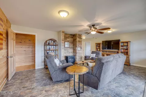 Living - 107 Deer Run Drive Flag Pond Tn 37657, Flag Pond, TN 37657 photo 7 of 8