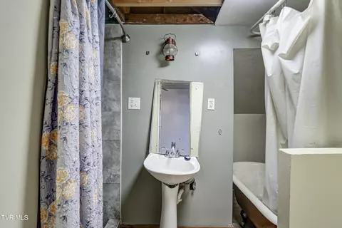 Bath - 124 N Elm Avenue Erwin Tn 37650, Erwin, TN 37650 photo 1 of 5