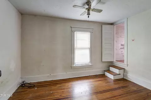 Bedroom - 124 N Elm Avenue Erwin Tn 37650, Erwin, TN 37650 photo 10 of 11