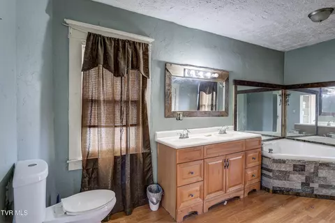 Bath - 124 N Elm Avenue Erwin Tn 37650, Erwin, TN 37650 photo 3 of 5