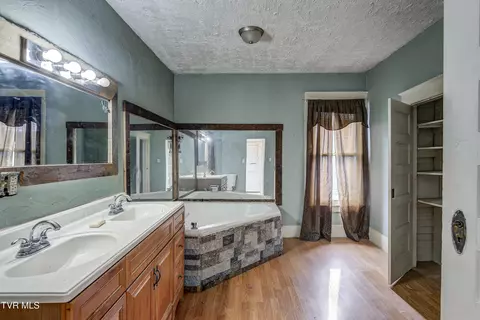 Bath - 124 N Elm Avenue Erwin Tn 37650, Erwin, TN 37650 photo 4 of 5