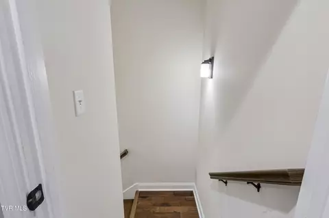 Entry Way - 1148 Cliffview Circle Gray Tn 37615, Gray, TN 37615 photo 6 of 8