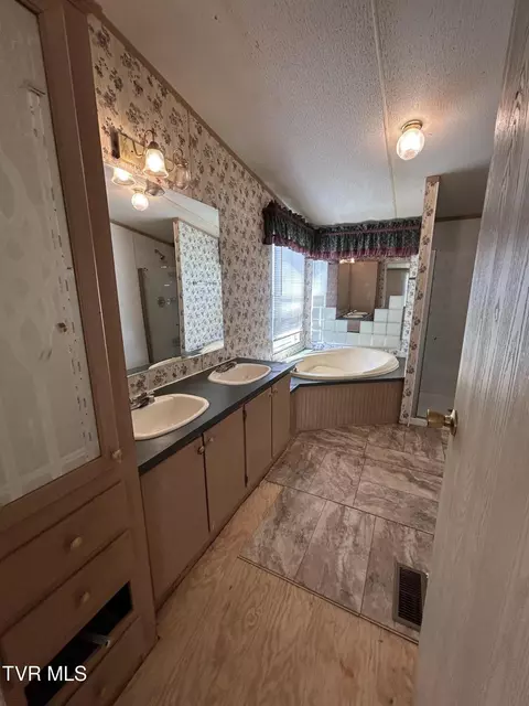 Bath - 1861 Corby Bridge Road Chuckey Tn 37641, Chuckey, TN 37641 photo 1 of 8
