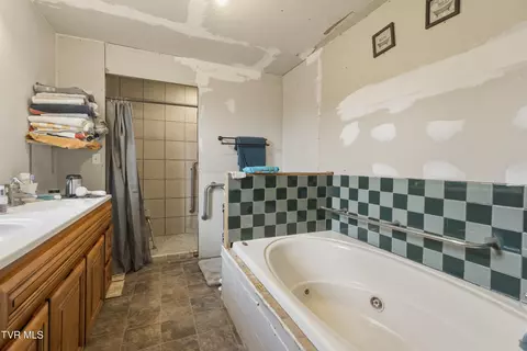 Bath - 480 Obe Kirk Loop Mohawk Tn 37810, Mohawk, TN 37810 photo 2 of 4