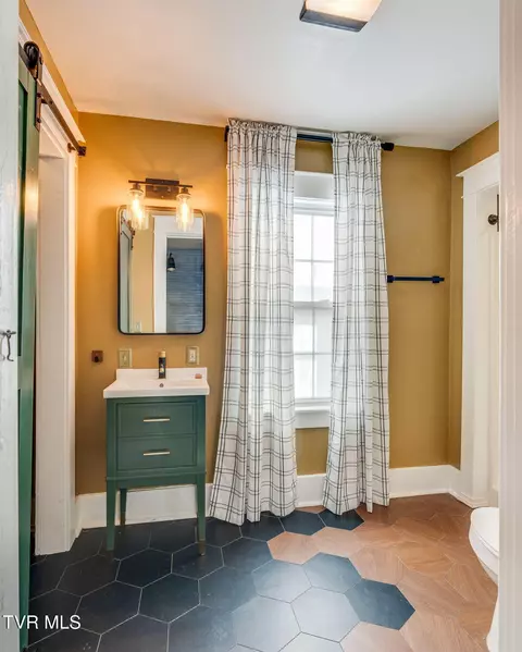 Bath - 518 Ohio Avenue Erwin Tn 37650, Erwin, TN 37650 photo 1 of 3