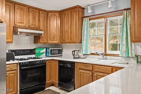 Kitchen - 515 Scioto Road Unicoi Tn 37692, Unicoi, TN 37692 photo 4 of 4