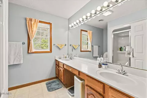 Bath - 515 Scioto Road Unicoi Tn 37692, Unicoi, TN 37692 photo 2 of 6