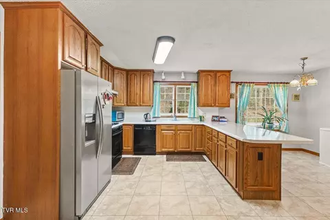 Kitchen - 515 Scioto Road Unicoi Tn 37692, Unicoi, TN 37692 photo 2 of 4