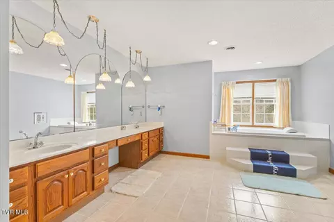 Bath - 515 Scioto Road Unicoi Tn 37692, Unicoi, TN 37692 photo 5 of 6