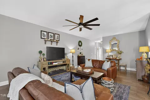 Living - 141 Queensgate Bristol Tn 37620, Bristol, TN 37620 photo 1 of 2