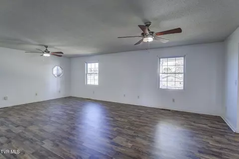 Living - 25 Briar Patch Lane Greeneville Tn 37745, Greeneville, TN 37745 photo 2 of 4