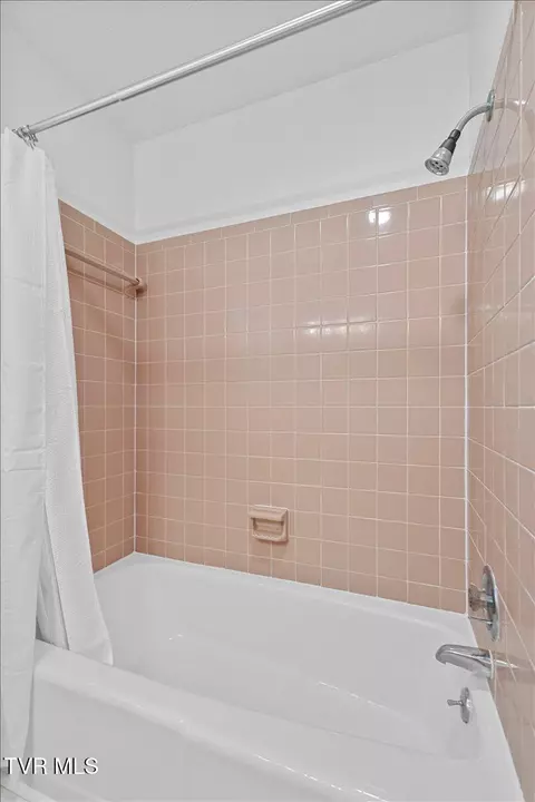 Bath - 4 Okeechobee Drive Johnson City Tn 37604, Johnson City, TN 37604 photo 3 of 5