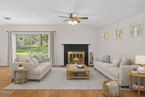 Living - 4 Okeechobee Drive Johnson City Tn 37604, Johnson City, TN 37604 photo 5 of 9