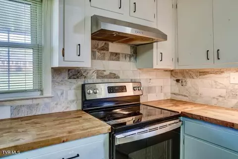 Kitchen - 1427 Highway 93 Fall Branch Tn 37656, Fall Branch, TN 37656 photo 3 of 4