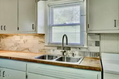Kitchen - 1427 Highway 93 Fall Branch Tn 37656, Fall Branch, TN 37656 photo 2 of 4