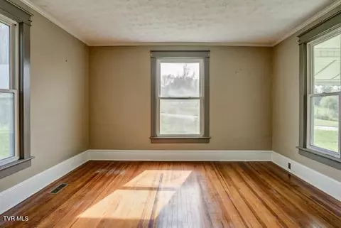 Living - 1427 Highway 93 Fall Branch Tn 37656, Fall Branch, TN 37656 photo 3 of 4