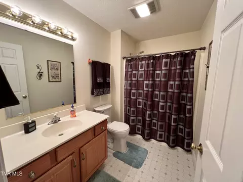 Bath - 839 Deerfield Lane Hampton Tn 37658, Hampton, TN 37658 photo 1 of 4