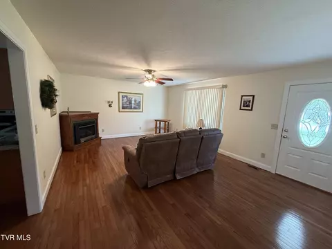 Living - 839 Deerfield Lane Hampton Tn 37658, Hampton, TN 37658 photo 1 of 3