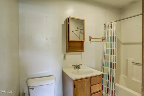 Bath - 630 Vinton Avenue Erwin Tn 37650, Erwin, TN 37650 photo 3 of 4