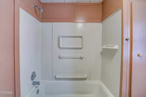 Bath - 630 Vinton Avenue Erwin Tn 37650, Erwin, TN 37650 photo 2 of 4