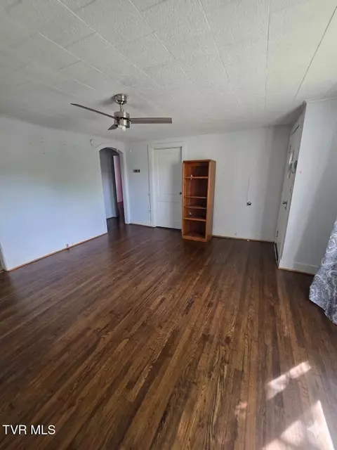 Living - 508 E Barton Ridge Road Greeneville Tn 37745, Greeneville, TN 37745 photo 1 of 2