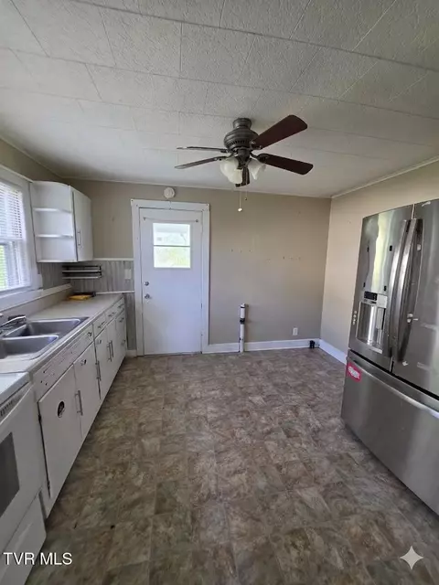 Kitchen - 508 E Barton Ridge Road Greeneville Tn 37745, Greeneville, TN 37745 photo 1 of 2