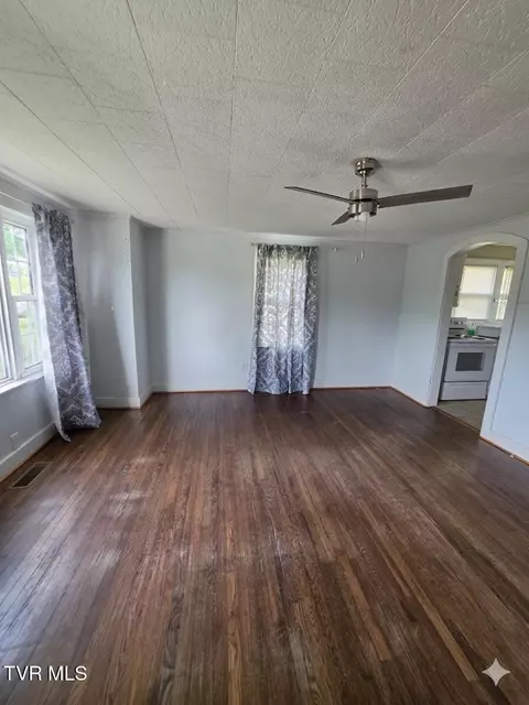 Living - 508 E Barton Ridge Road Greeneville Tn 37745, Greeneville, TN 37745 photo 2 of 2